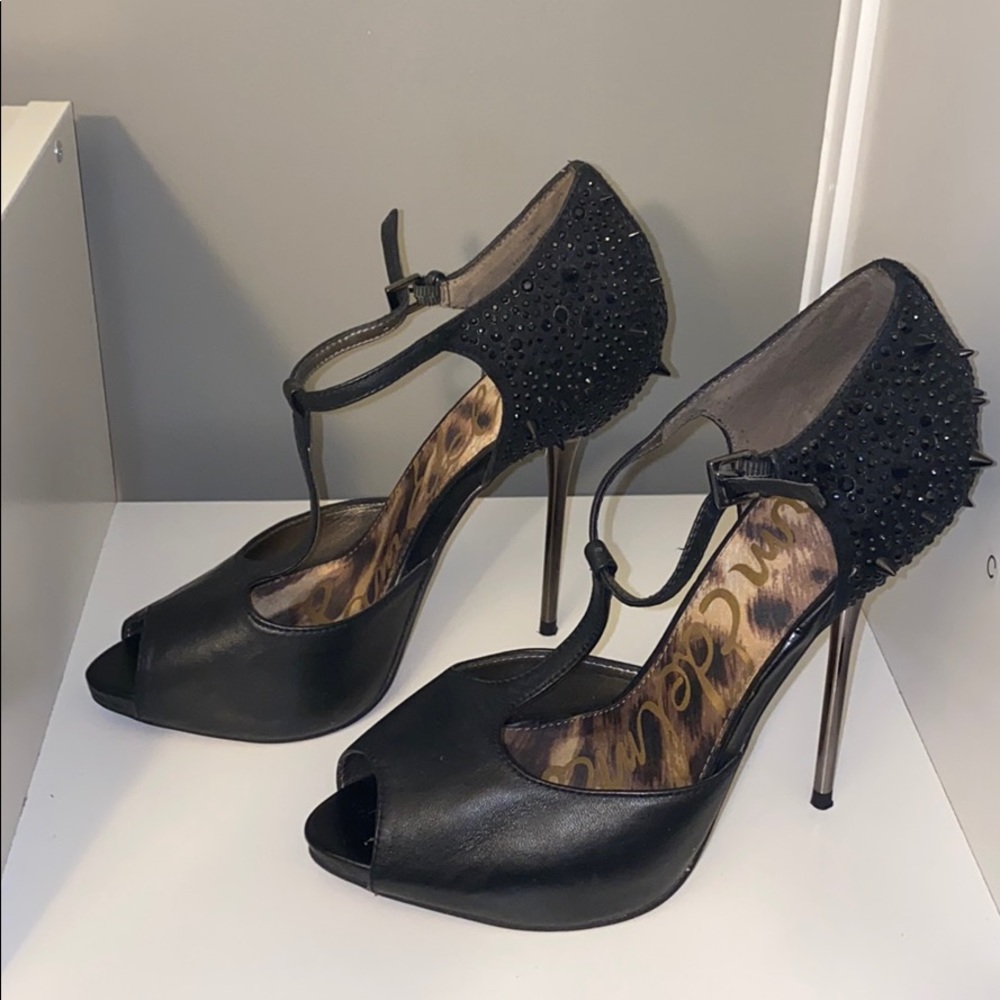 Shoes - Picture 2 of 6